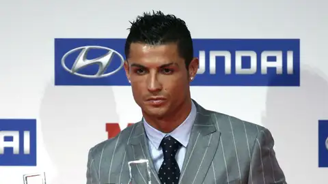 Cristiano Ronaldo con el trofeo 'pichichi' Cristiano Ronaldo con el trofeo 'pichichi'