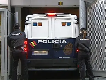 Un furgón policial a su llegada a la Audiencia Nacional Un furgón policial a su llegada a la Audiencia Nacional