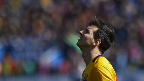 Leo Messi se lamenta tras una acci&oacute;n