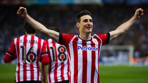 Aduriz celebrando un gol con el Athletic Club