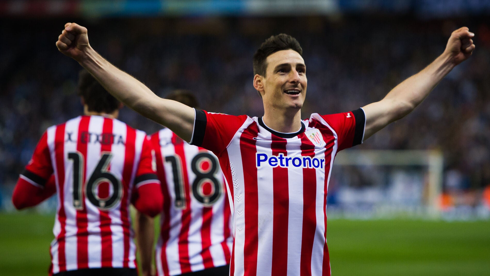 Aduriz celebrando un gol con el Athletic Club