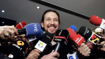 El secretario general de Podemos, Pablo Iglesias, atiende a los medios