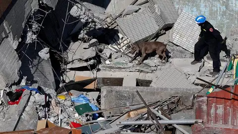 Equipos de rescate buscan personas entre los escombros Equipos de rescate buscan personas entre los escombros