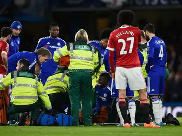 Zouma es retirado en camilla del campo Zouma es retirado en camilla del campo