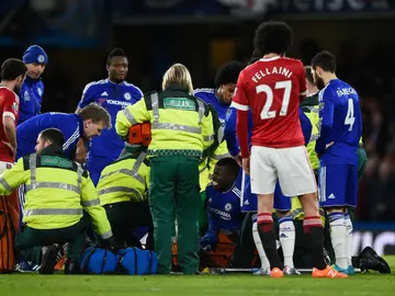 Zouma es retirado en camilla del campo Zouma es retirado en camilla del campo