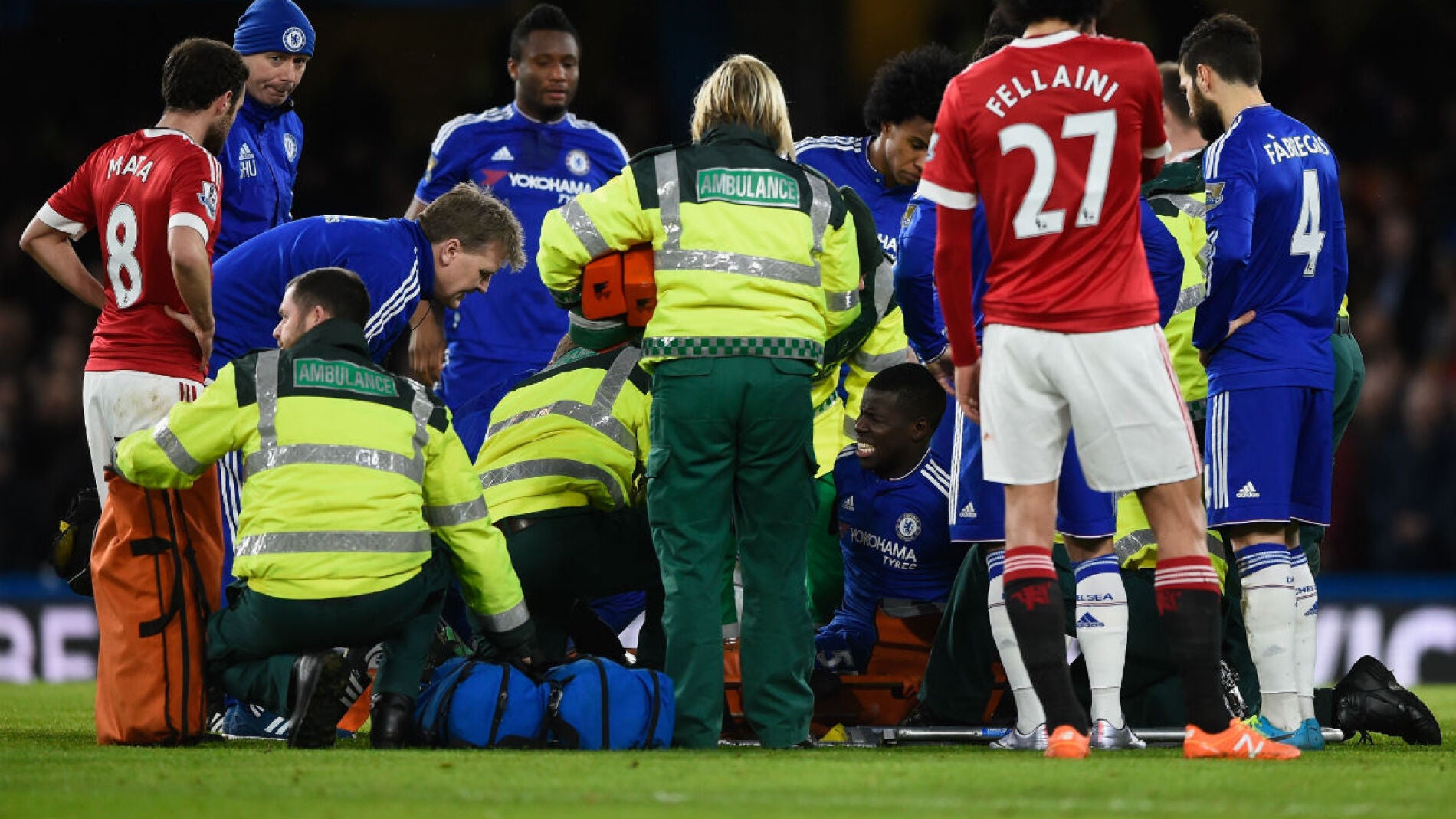 Zouma es retirado en camilla del campo