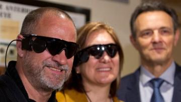 Carlos Martínez y Guadalupe Iglesias, primeros implantados en España con un 'ojo biónico'