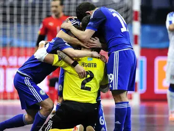 Los jugadores de Kazajistán celebran la histórica victoria ante Italia Los jugadores de Kazajistán celebran la histórica victoria ante Italia