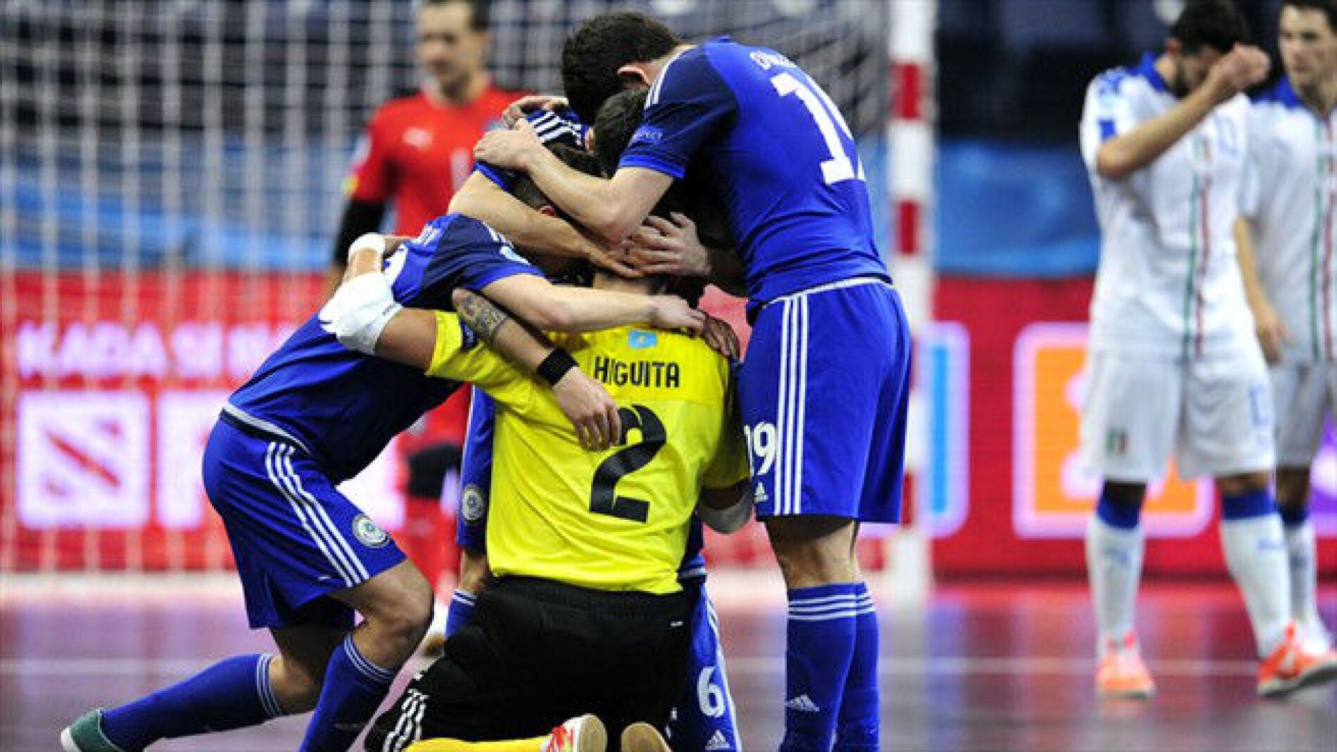 Los jugadores de Kazajist&aacute;n celebran la hist&oacute;rica victoria ante Italia