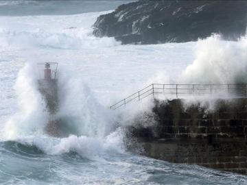 Oleaje en la entrada del puerto de Tapia de Casariego