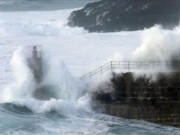 Oleaje en la entrada del puerto de Tapia de Casariego Oleaje en la entrada del puerto de Tapia de Casariego