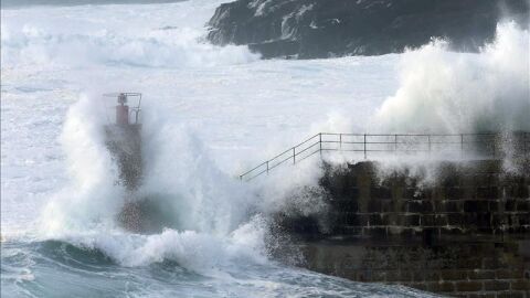 Oleaje en la entrada del puerto de Tapia de Casariego