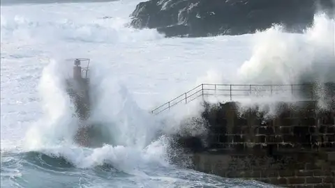 Oleaje en la entrada del puerto de Tapia de Casariego Oleaje en la entrada del puerto de Tapia de Casariego