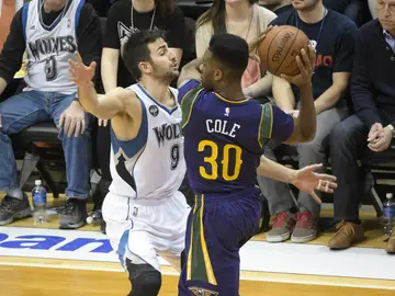 Ricky Rubio defiende a Norris Cole Ricky Rubio defiende a Norris Cole