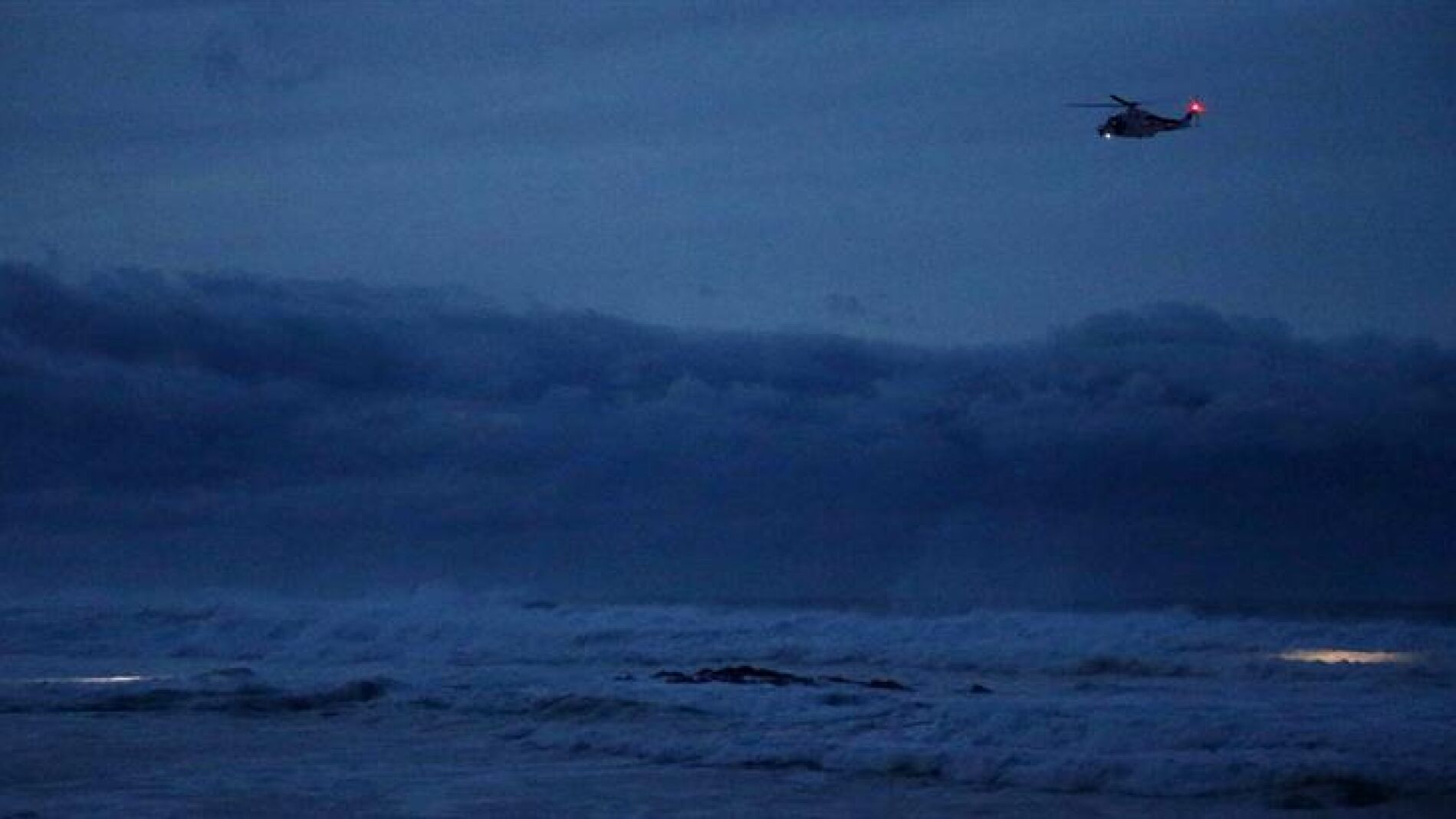  Un helic&oacute;ptero durante las labores de b&uacute;squeda