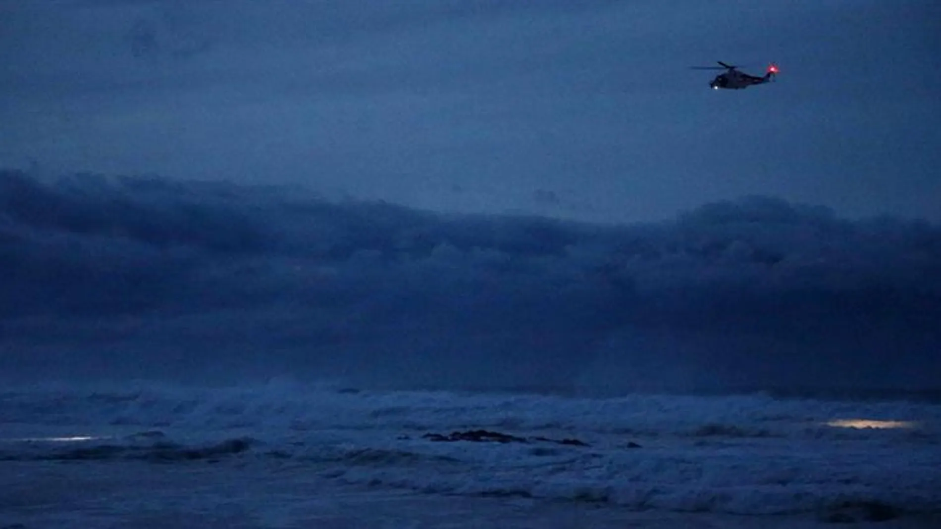 Un helicóptero durante las labores de búsqueda Un helicóptero durante las labores de búsqueda