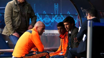 Raúl y Zidane juntos charlando en el banquillo