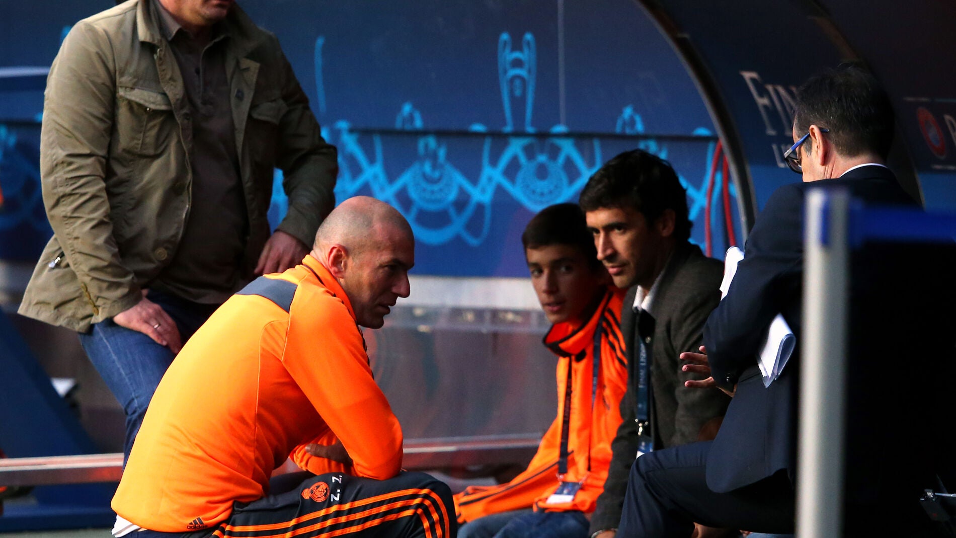 Ra&uacute;l y Zidane juntos charlando en el banquillo