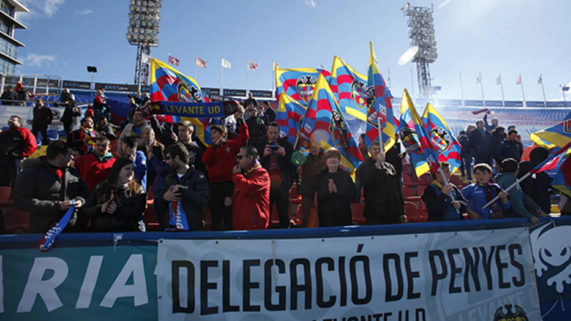 Afición del Levante durante un partido Afición del Levante durante un partido