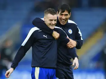 Vardy sonríe junto a su compañero Leonardo Ulloa Vardy sonríe junto a su compañero Leonardo Ulloa