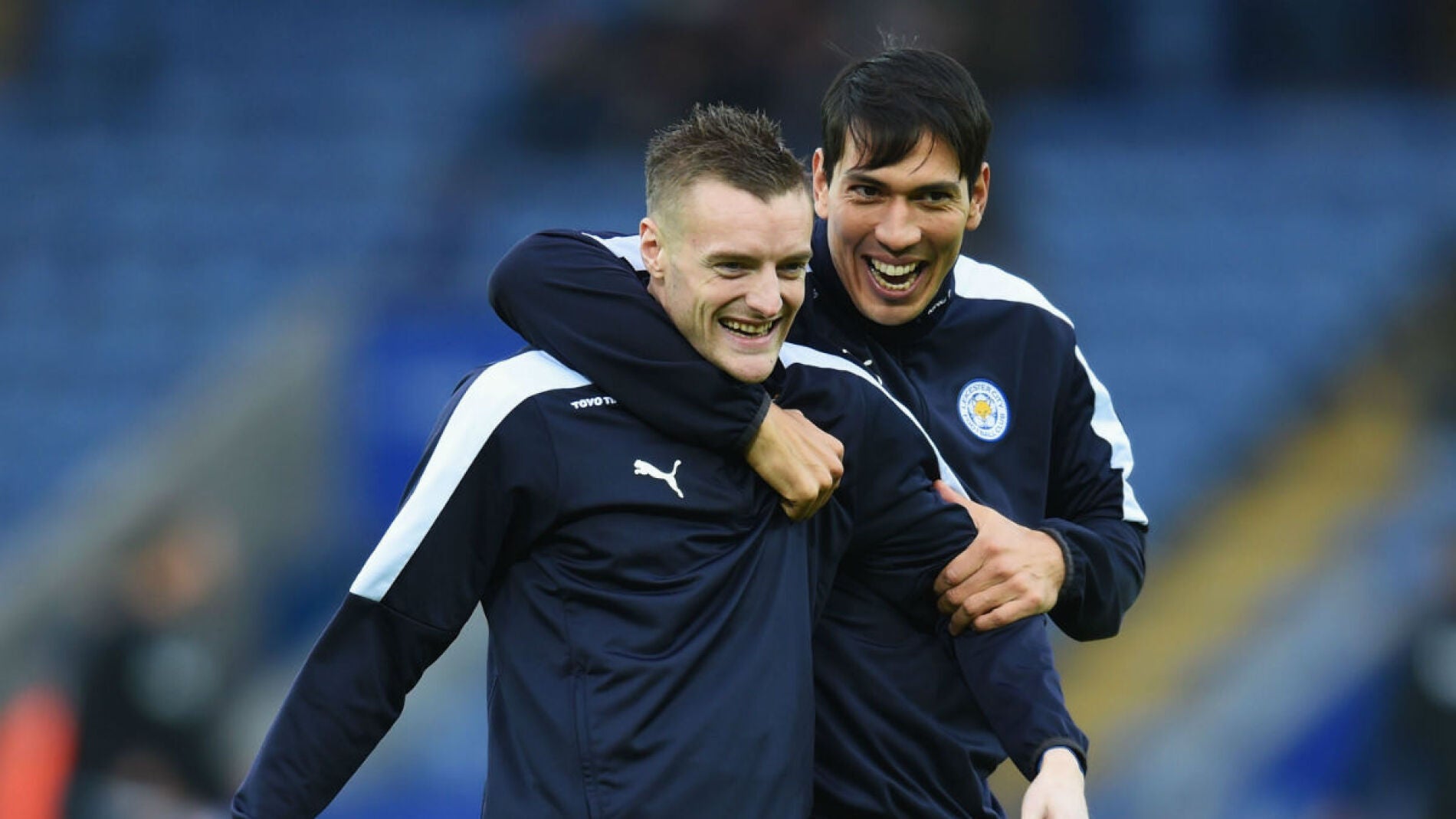 Vardy sonr&iacute;e junto a su compa&ntilde;ero Leonardo Ulloa