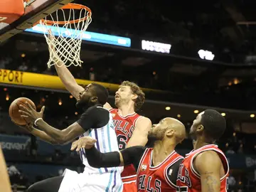 Michael Kidd-Gilchrist entra a canasta ante la defensa de Pau Gasol Michael Kidd-Gilchrist entra a canasta ante la defensa de Pau Gasol
