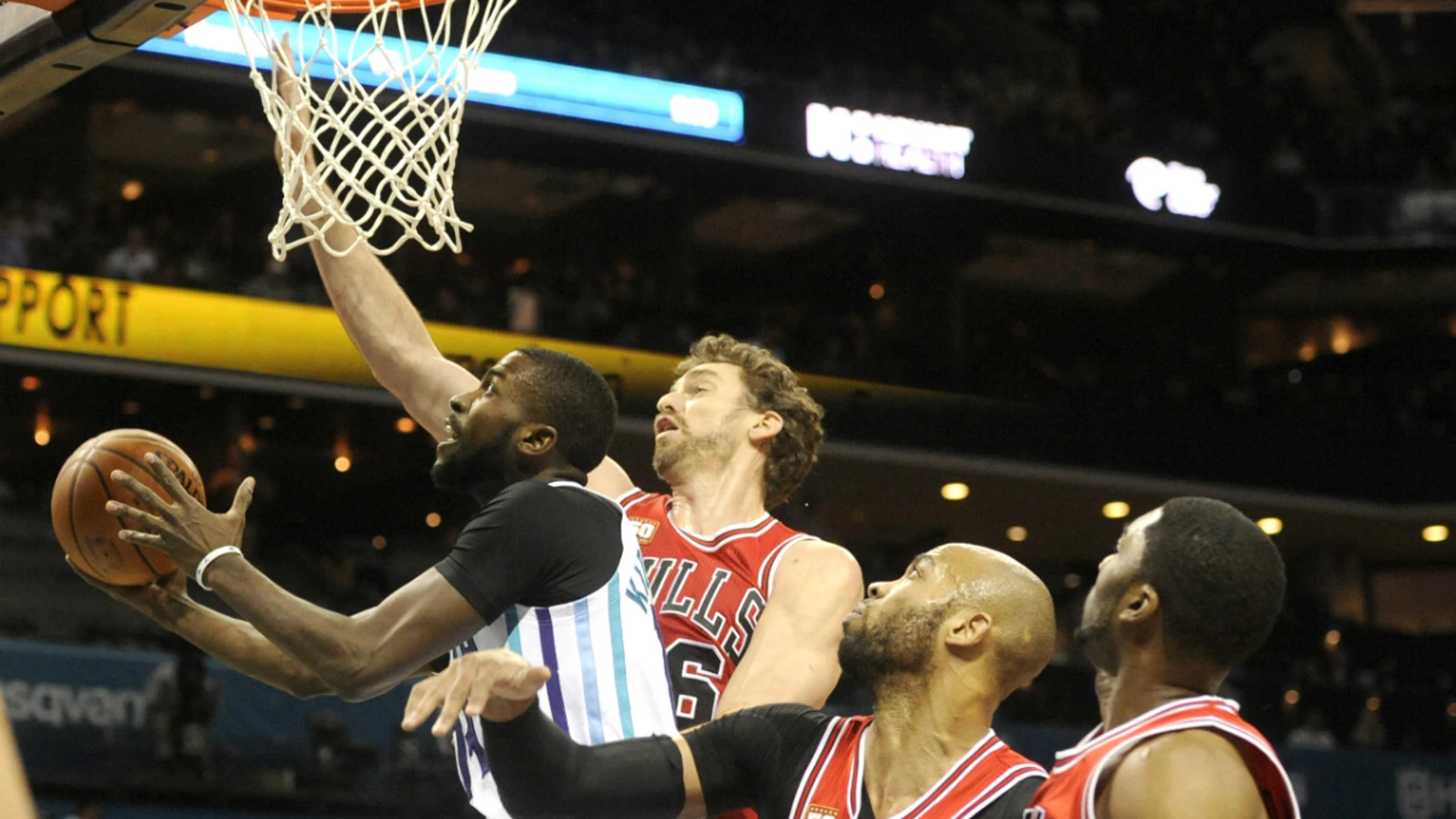 Michael Kidd-Gilchrist entra a canasta ante la defensa de Pau Gasol Michael Kidd-Gilchrist entra a canasta ante la defensa de Pau Gasol