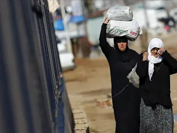 Refugiados sirios trasladan bolsas de alimentos en el paso fronterizo de Öncüpinar, en Kilis, Refugiados sirios trasladan bolsas de alimentos en el paso fronterizo de Öncüpinar, en Kilis,