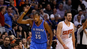 Kevin Durant celebra una canasta contra los Phoenix Suns