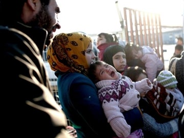 Familias de refugiados en la frontera de Siria con Turquía