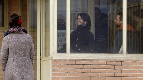 Salida de prisi&oacute;n de los dos titiriteros