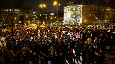 Alrededor de 200 personas se concentran en Barcelona y Madrid por la retirada de cargos a los titiriteros