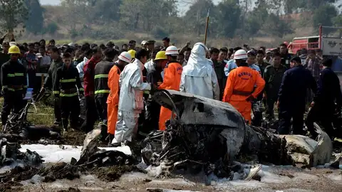 Bomberos y miembros de los servicios de rescate inspeccionan los restos de un avión militar siniestrado Bomberos y miembros de los servicios de rescate inspeccionan los restos de un avión militar siniestrado