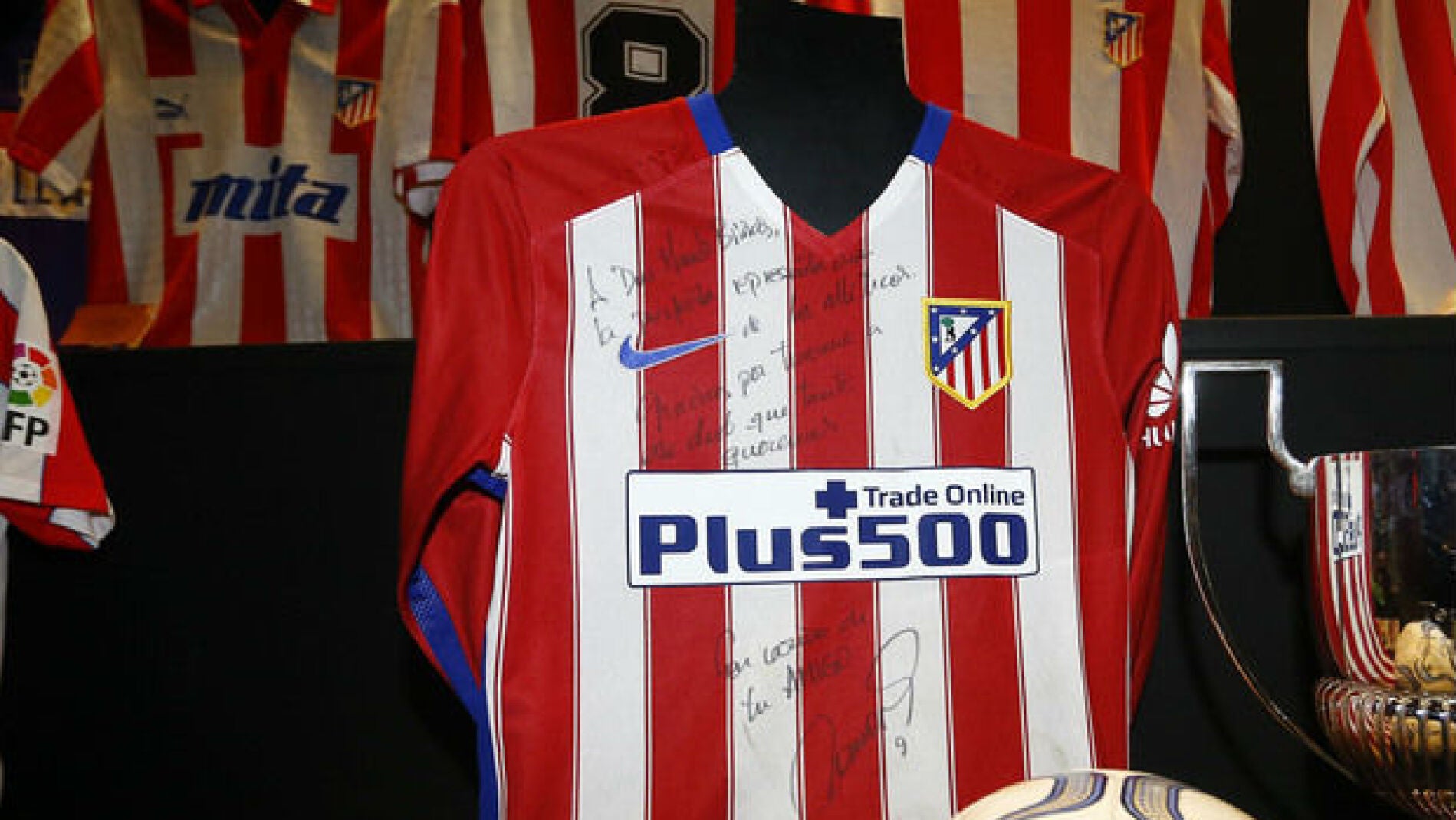La camiseta del gol 100 de Torres en el museo del Atl&eacute;tico