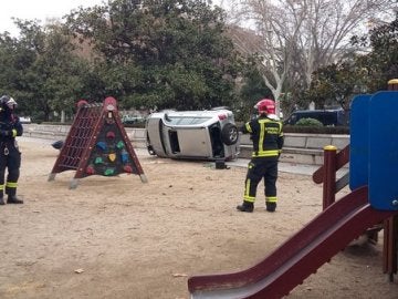 Así ha quedado el coche tras volcar en el Paseo del Prado