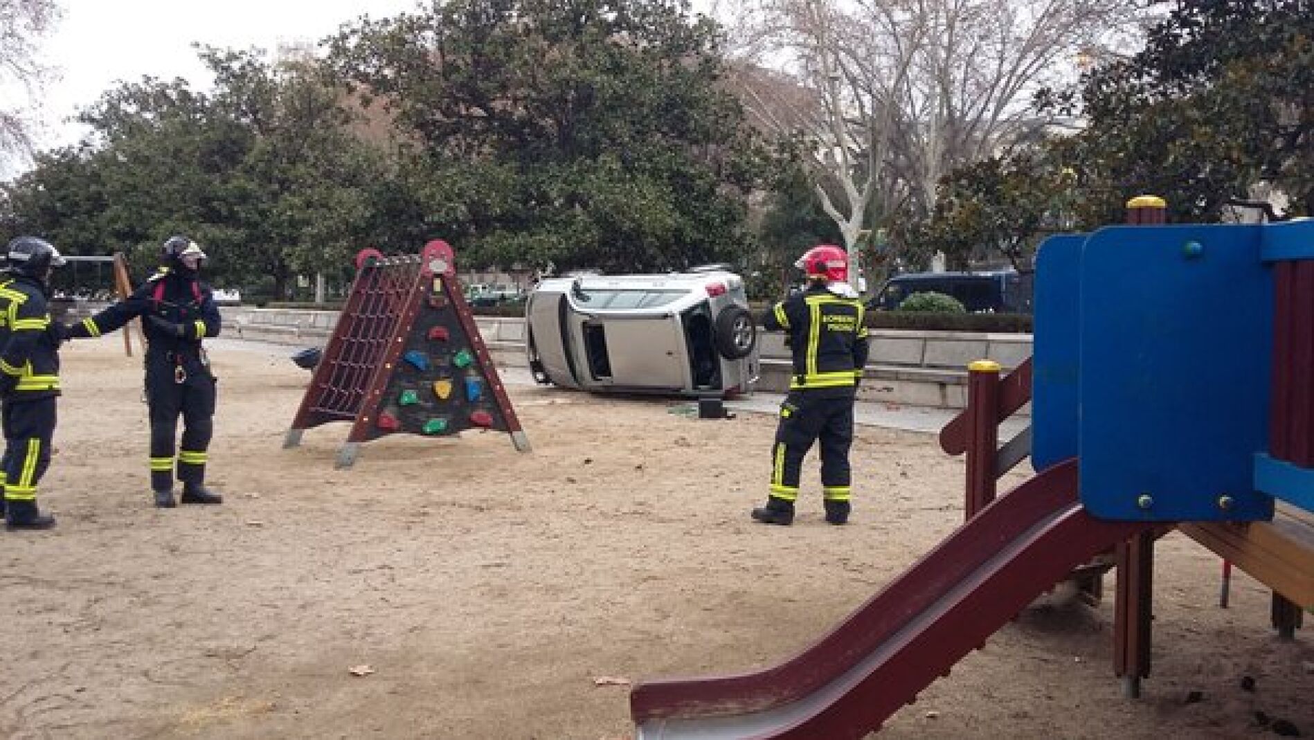 As&iacute; ha quedado el coche tras volcar en el Paseo del Prado