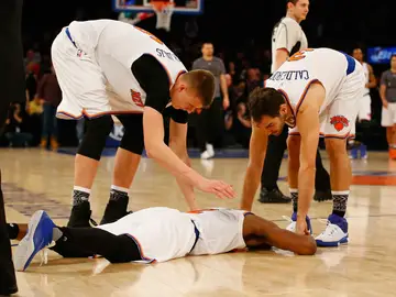 Calderón y Porzingis se acercan a Galloway durante el partido Calderón y Porzingis se acercan a Galloway durante el partido