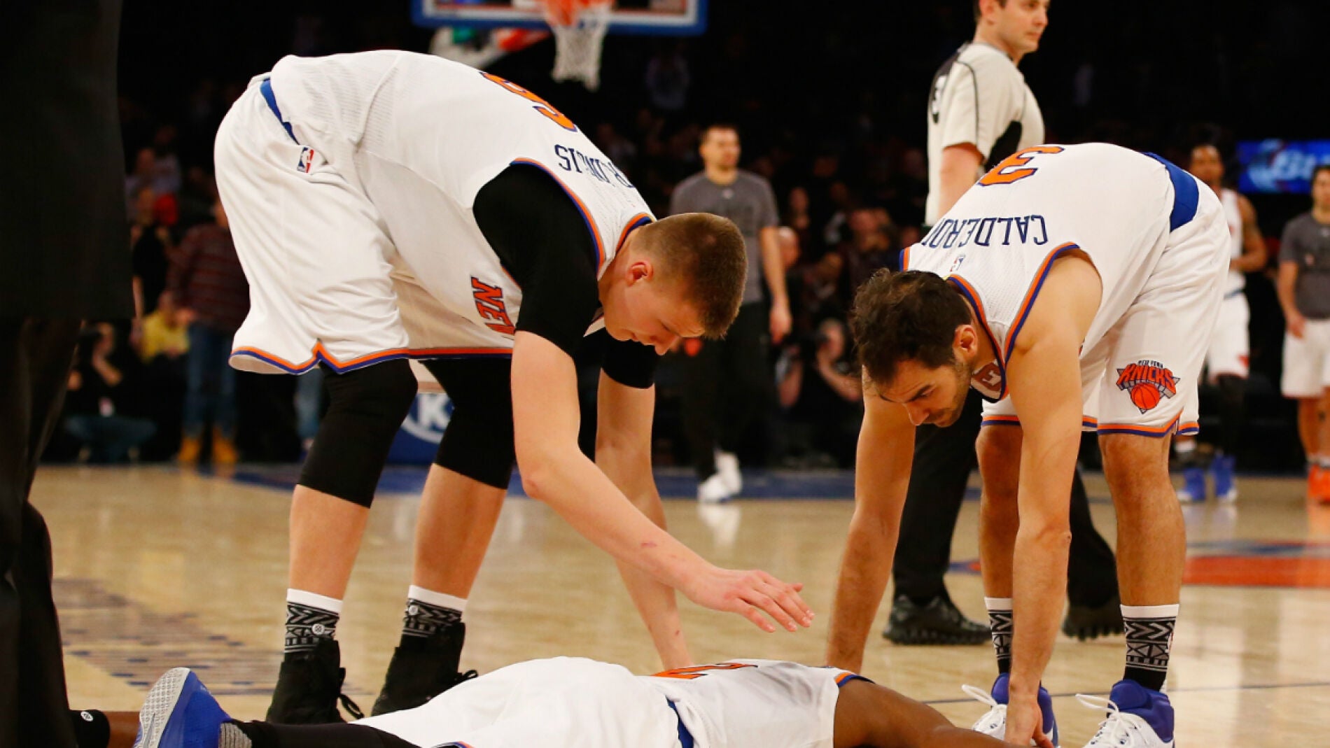 Calder&oacute;n y Porzingis se acercan a Galloway durante el partido