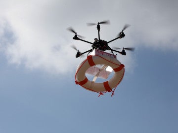 Dron con un salvavidas similar al que se verá en la playa de Torrevieja