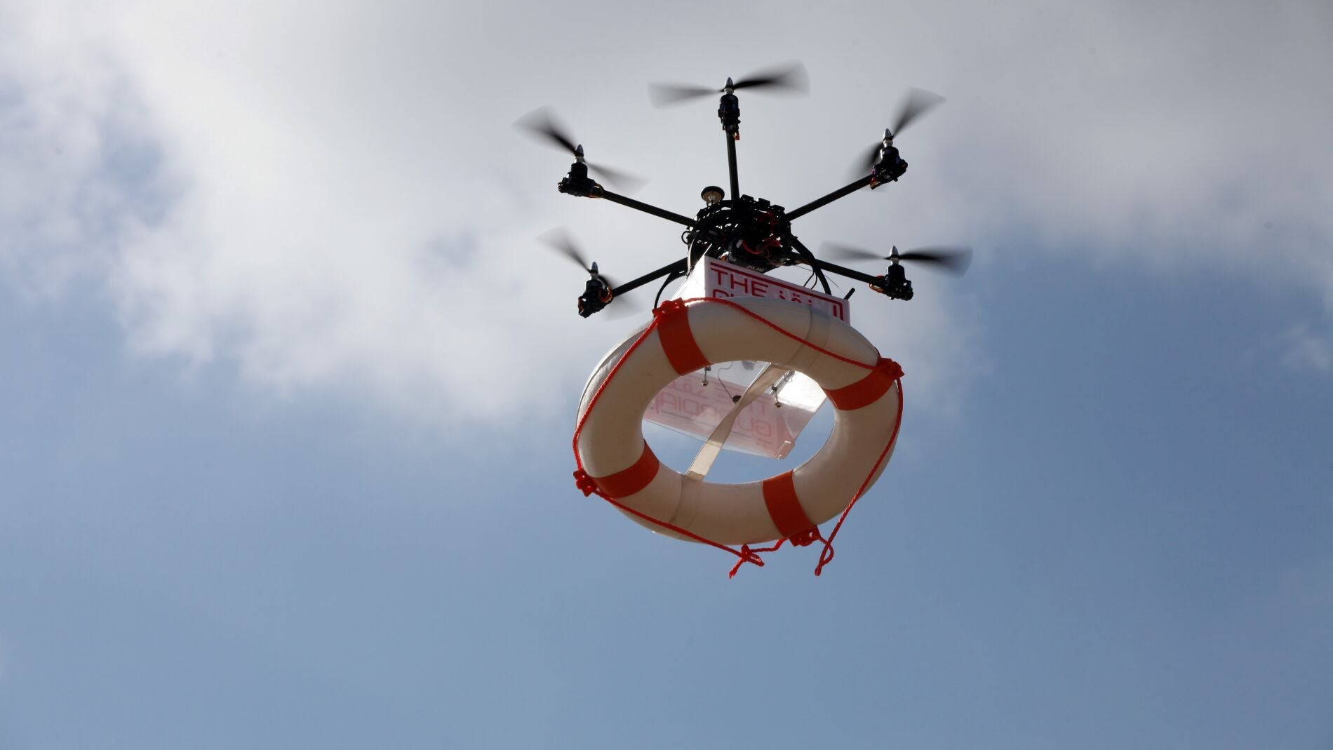 Dron con un salvavidas similar al que se ver&aacute; en la playa de Torrevieja