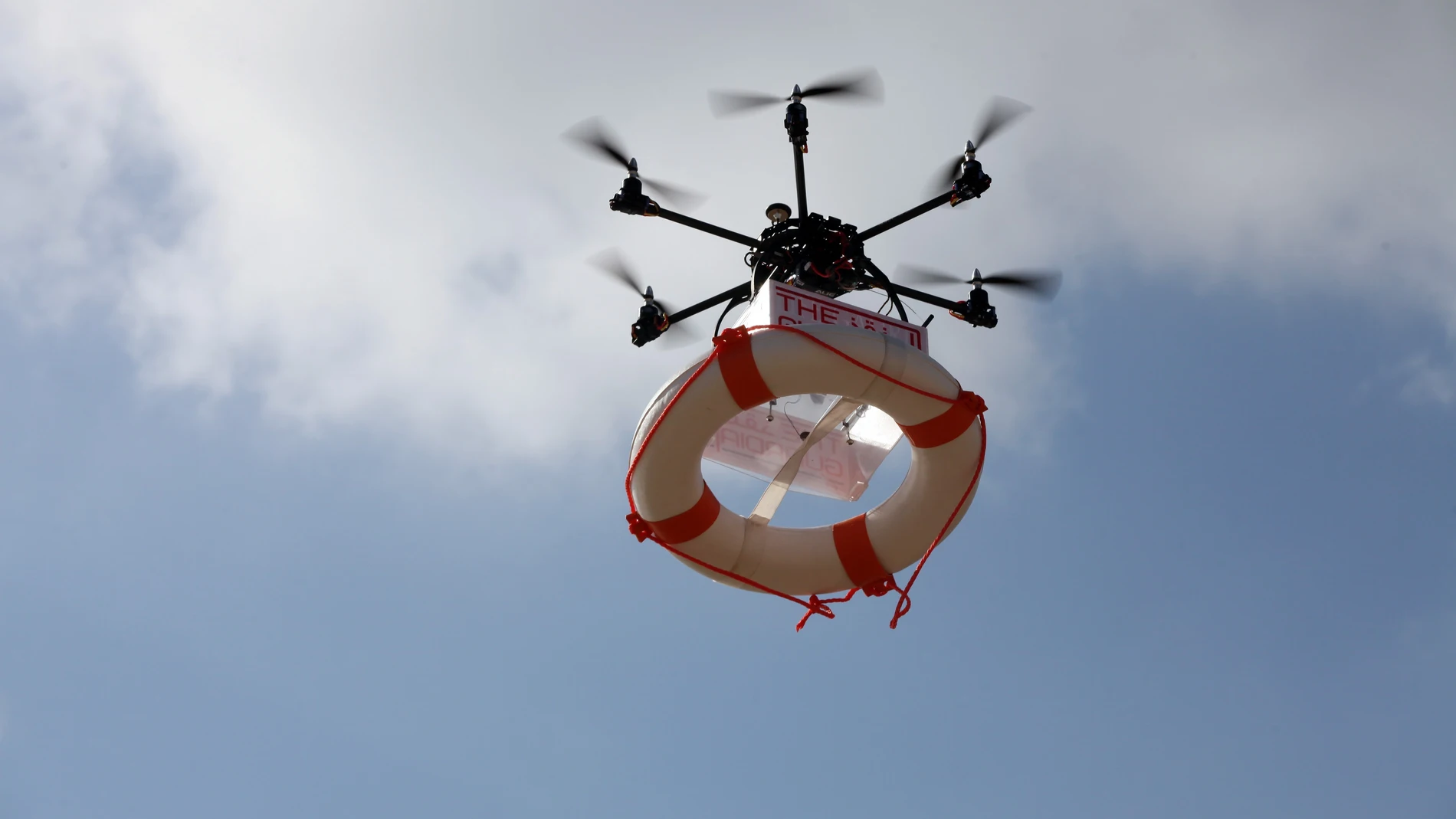 Dron con un salvavidas similar al que se verá en la playa de Torrevieja Dron con un salvavidas similar al que se verá en la playa de Torrevieja