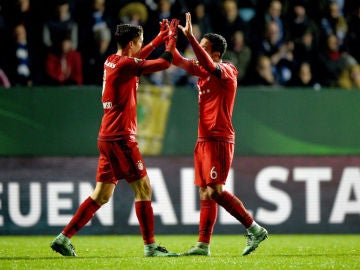 Lewandowski y Thiago celebran un gol