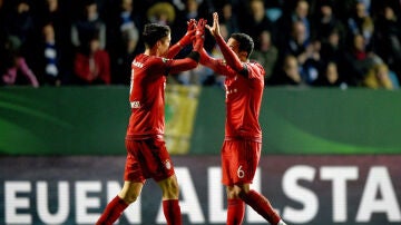 Lewandowski y Thiago celebran un gol