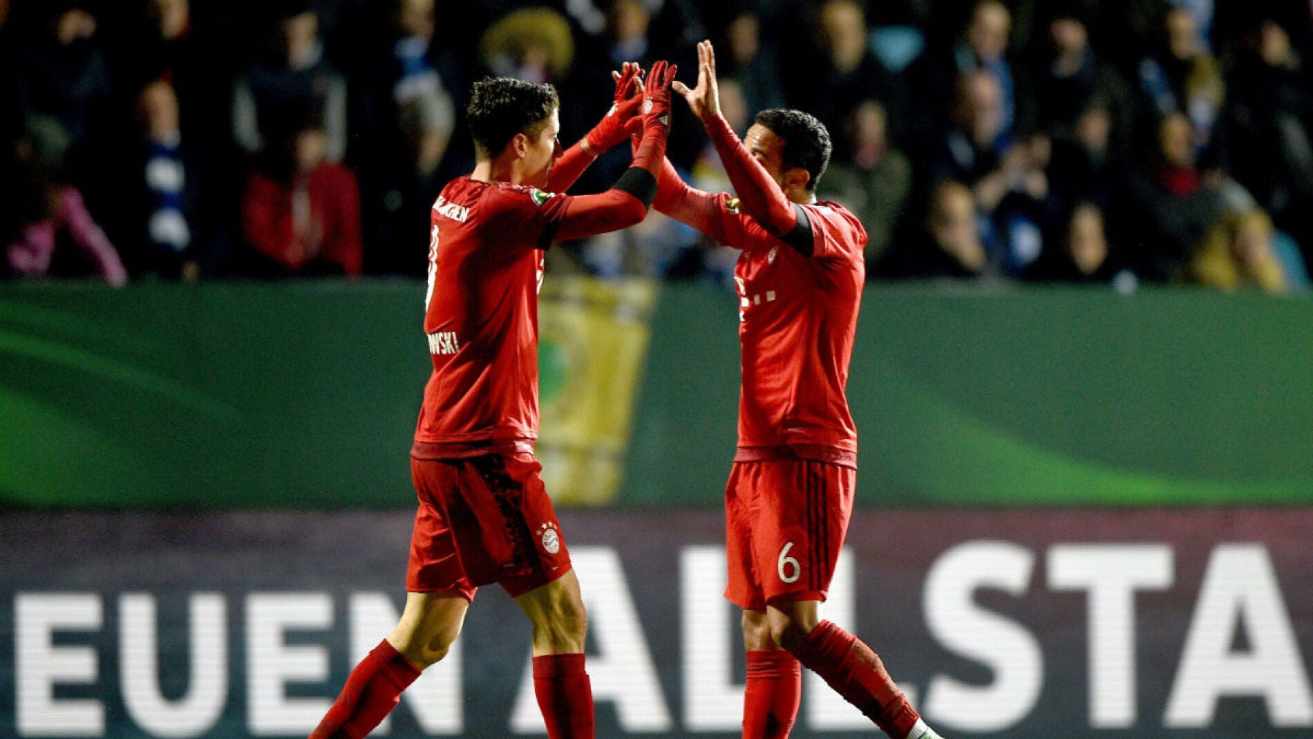 Lewandowski y Thiago celebran un gol