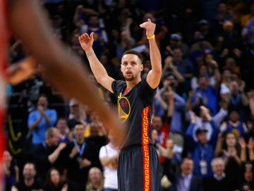 Stephen Curry celebra una canasta contra los Houston Rockets