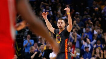 Stephen Curry celebra una canasta contra los Houston Rockets