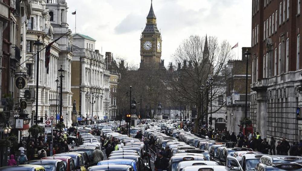 Cientos de taxis londinenses bloquean la avenida Whitehall