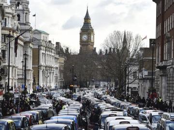 Cientos de taxis londinenses bloquean la avenida Whitehall 