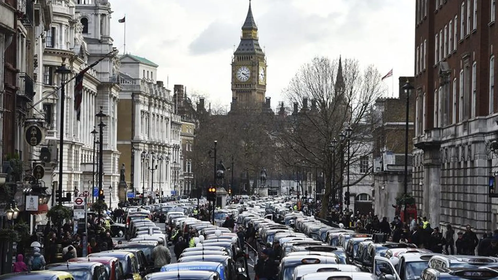 Cientos de taxis londinenses bloquean la avenida Whitehall Cientos de taxis londinenses bloquean la avenida Whitehall