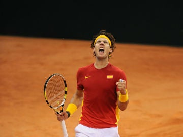 Rafa Nadal celebra un punto en Copa Davis con España